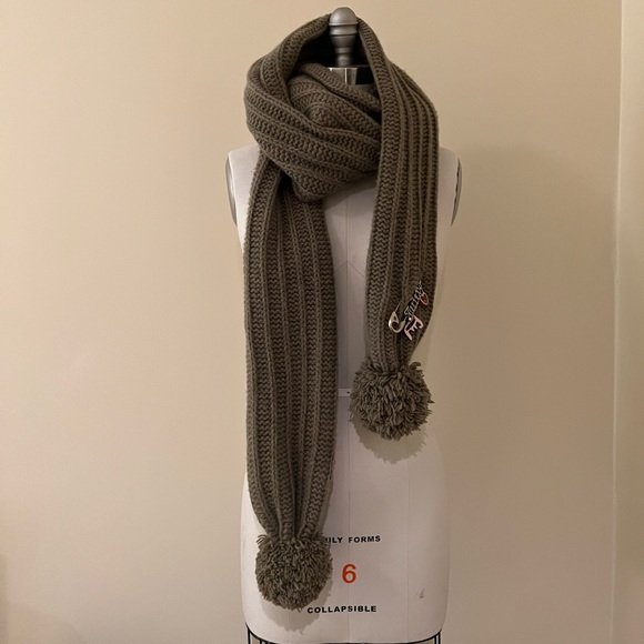 Juicy Couture Scarf with charm 🧶 60% Wool 40% Cashmere - Picture 3 of 7
